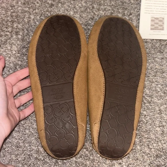 Women’s Dakota Uggs - Picture 2 of 4